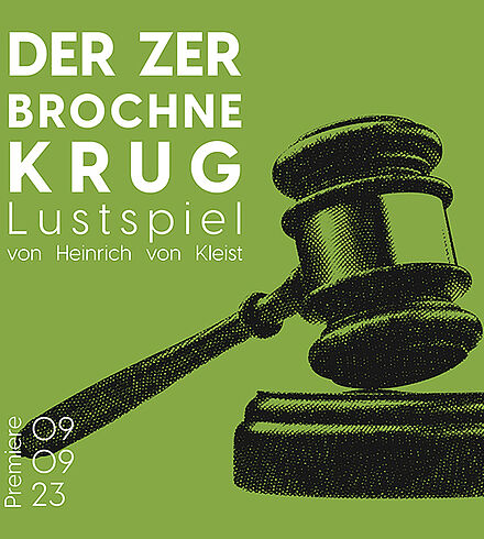 Grünes Ankündigungsbild, weiße Beschriftung: „Der zerbrochne Krug“, „Lustspiel von Heinrich Kleist“, Premiere: 09.09.23“. Schwarzer Richterhammer.