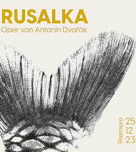 Blassgelbes Ankündigungsbild, gelbe Beschriftung: „Rusalka“, „Oper von Antonín Dvořák“, „Premiere: 25.12.23“. Schwarze Schwanzflosse.