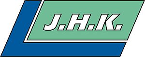 Logo der J. H. K. in weißer Schrift auf grünem Trapez, darunter eine l-förmige blaue Fläche.