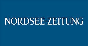 Logo der Nordsee-Zeitung. Weiße Schrift auf blauem Grund.