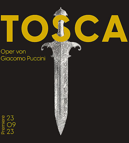 Schwarzes Ankündigungsbild, gelbe Schrift: „Tosca“, „Oper von Giacomo Puccini“, „Premiere: 23.09.23“. Silbernes Schwert.