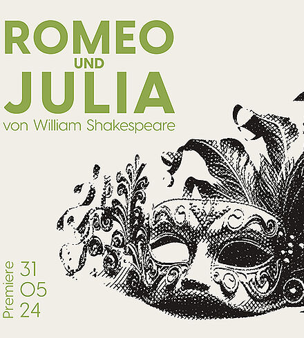 Blassgelbes Ankündigungsbild, grüne Beschriftung: „Romeo und Julia von William Shakespeare“, „Premiere: 31.05.24“. Schwarze befederte Maske.