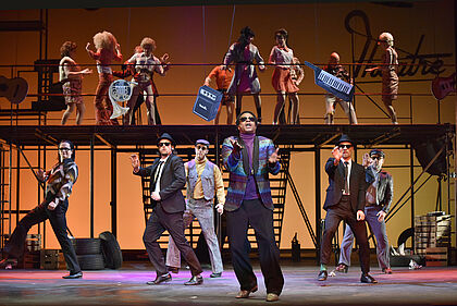 Ensemble mit Action-Chor der Produktion «Blues Brothers»